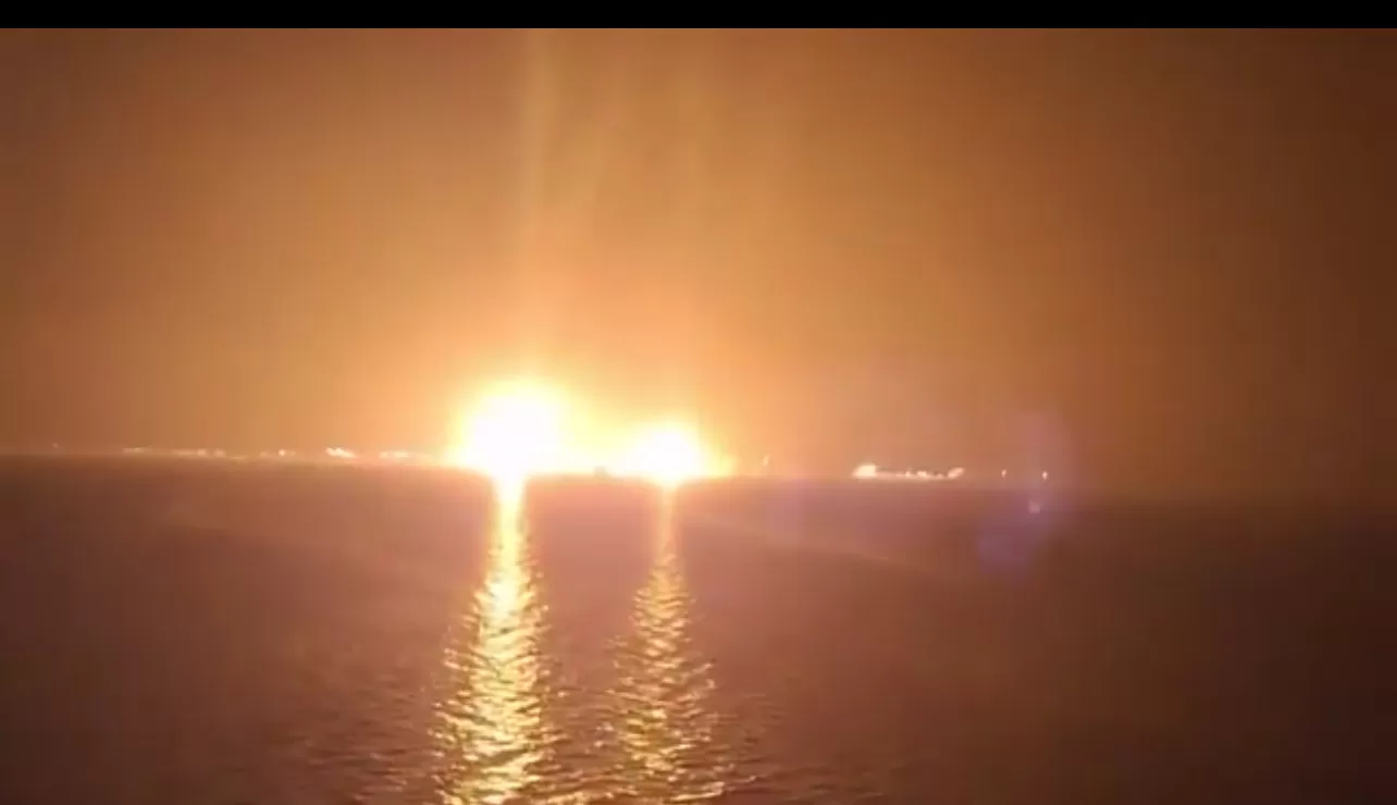 عاجل : تجدد الغارات الامريكية على ميناء راس عيسى الحديدة