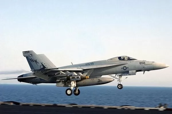 هل تمكن الحوثيون من إسقاط طائرة F-18 أمريكية؟