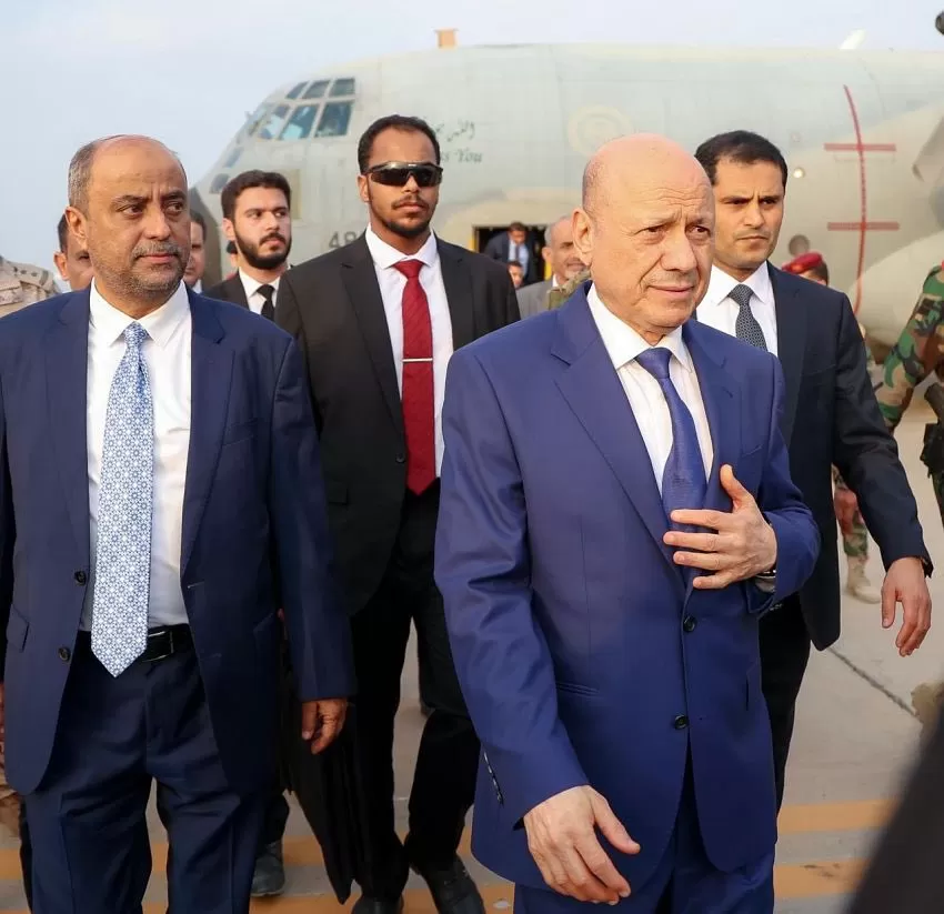 رئيس مجلس القيادة ورئيس الحكومة يعودان الى العاصمة المؤقتة عدن
