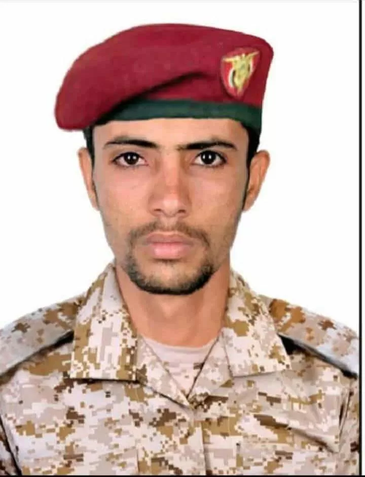 أسير يصارع الموت في سجون الحوثي وقيادته تتخلى عنه