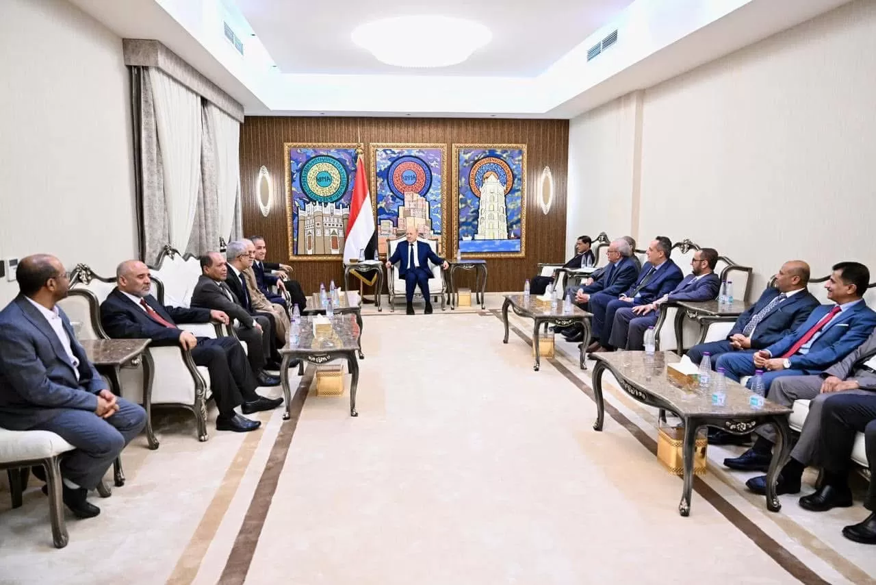رئيس مجلس القيادة يلتقي قيادات التكتل الوطني للأحزاب والمكونات السياسية