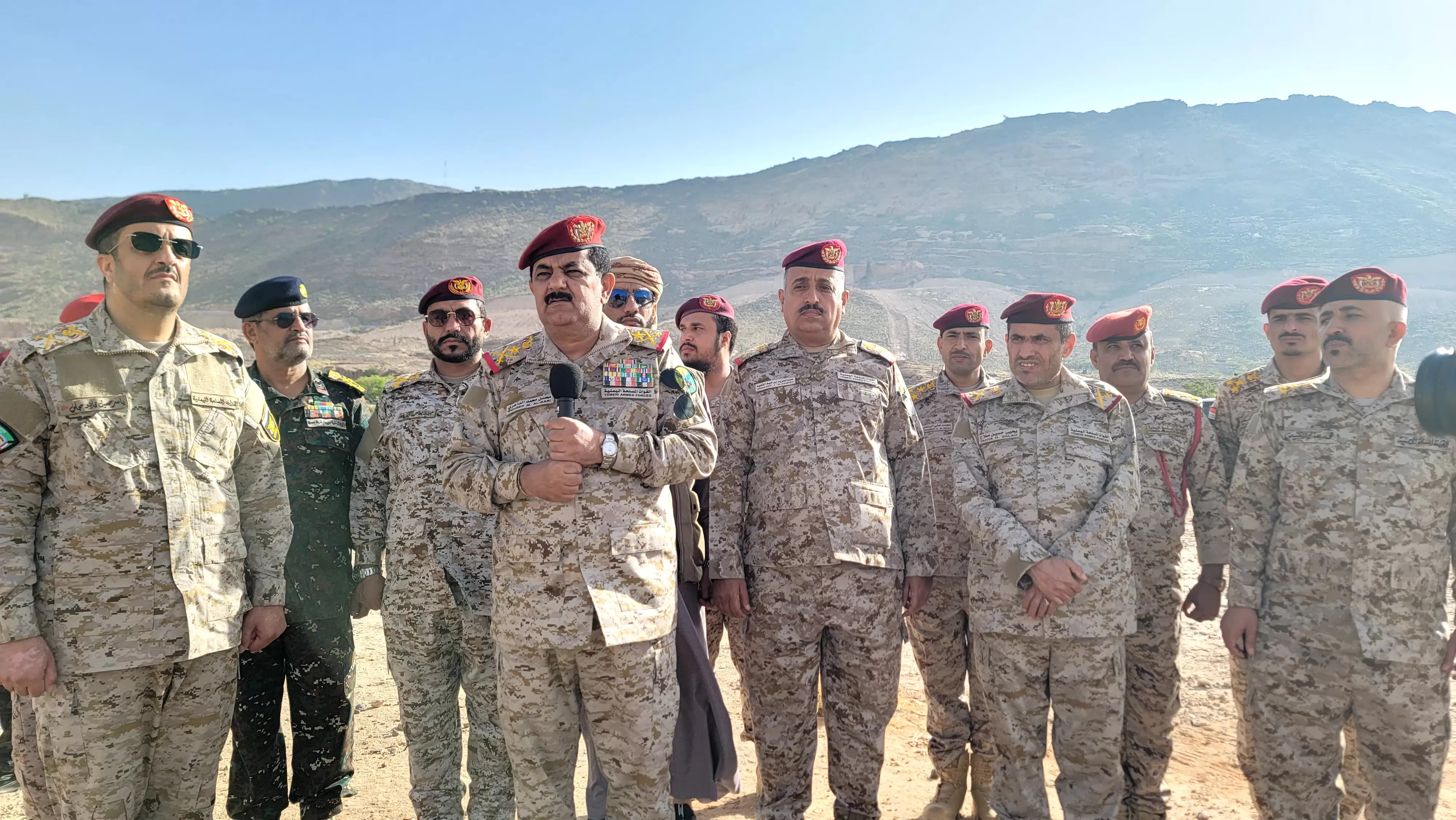 وزير الدفاع وقائد محور علب يؤكدان جاهزية الجيش الوطني لتحرير باقي مديريات صعدة