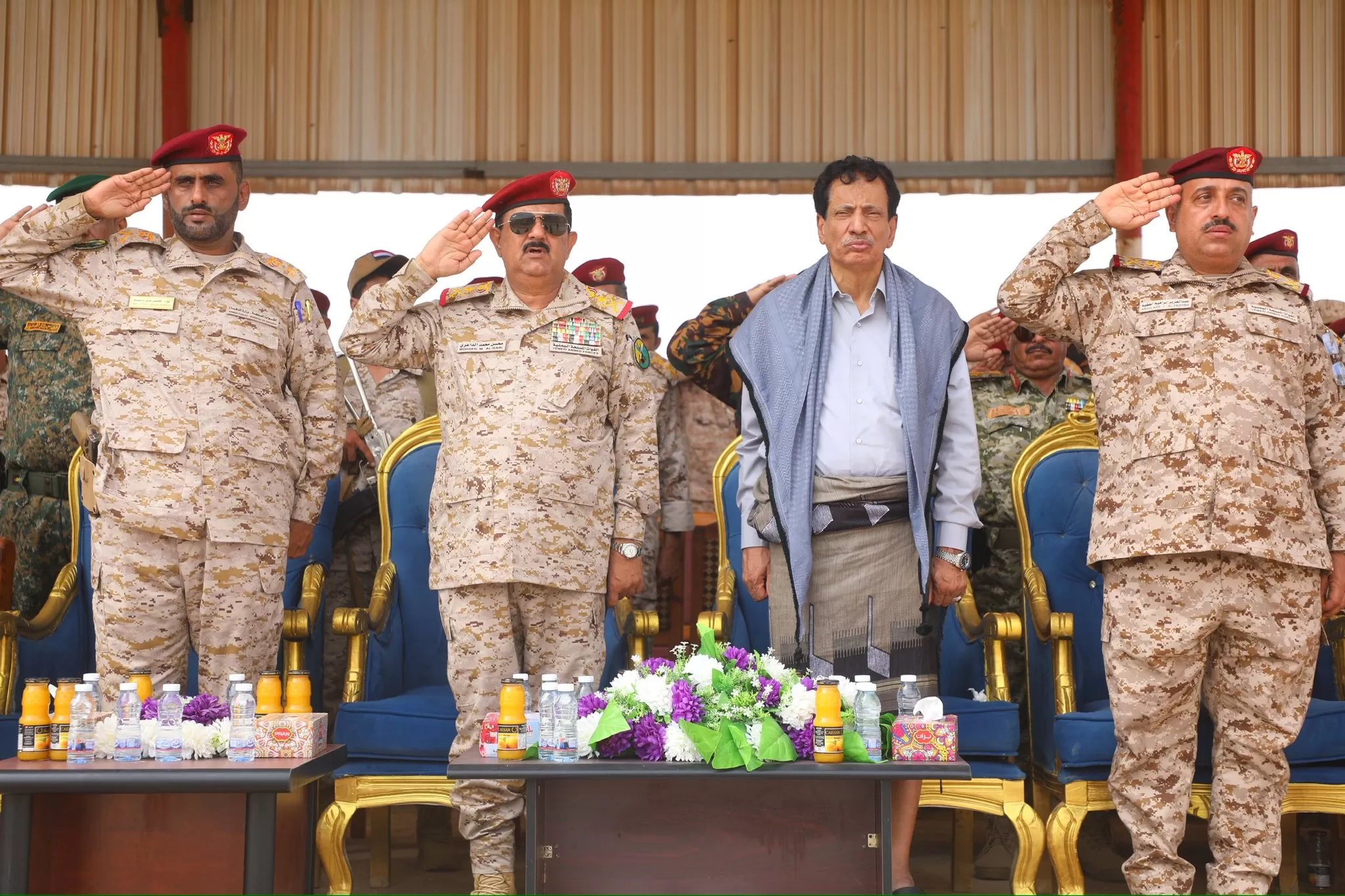 وزير الدفاع ومحافظ المهرة يتفقدان جاهزية محور الغيضة