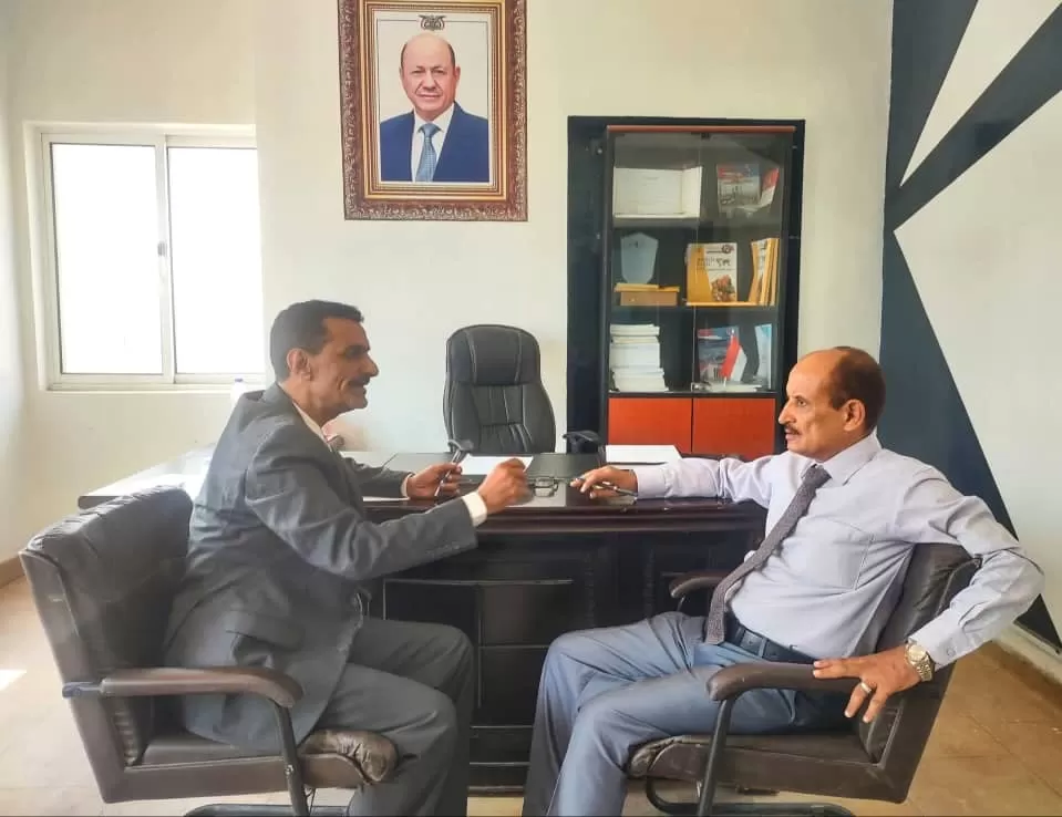 تعز : المشمر والقليعة يناقشان آلية ضبط أسعار الخبز وإلزام الأفران بالبيع بالميزان