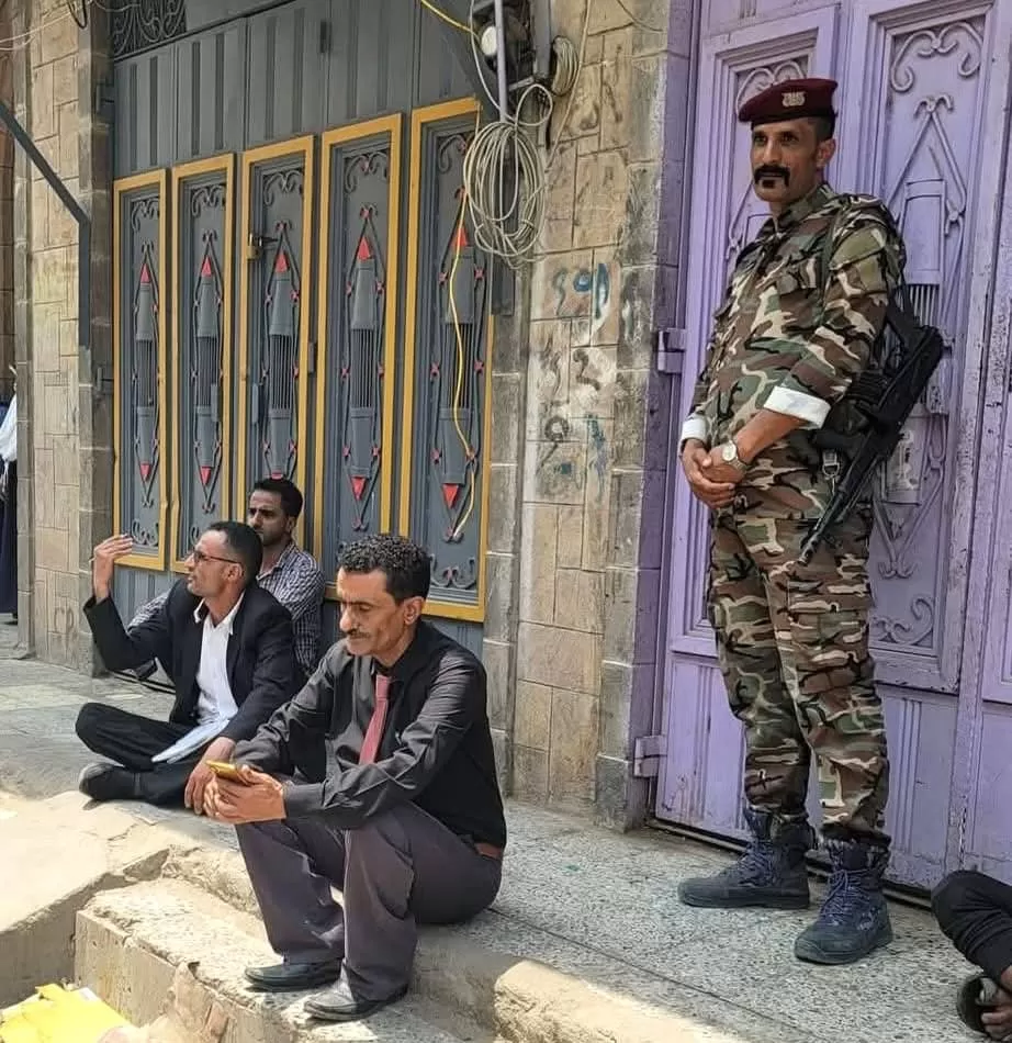 ضبط دجاج فاسد بتعز.. موقف صارم من مدير عام "القاهرة" يحمي صحة المواطنين