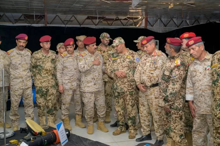 طارق صالح ووزير الدفاع يستعرضان نماذج من ترسانة الأسلحة الإيرانية التي ضبطتها المقاومة الوطنية