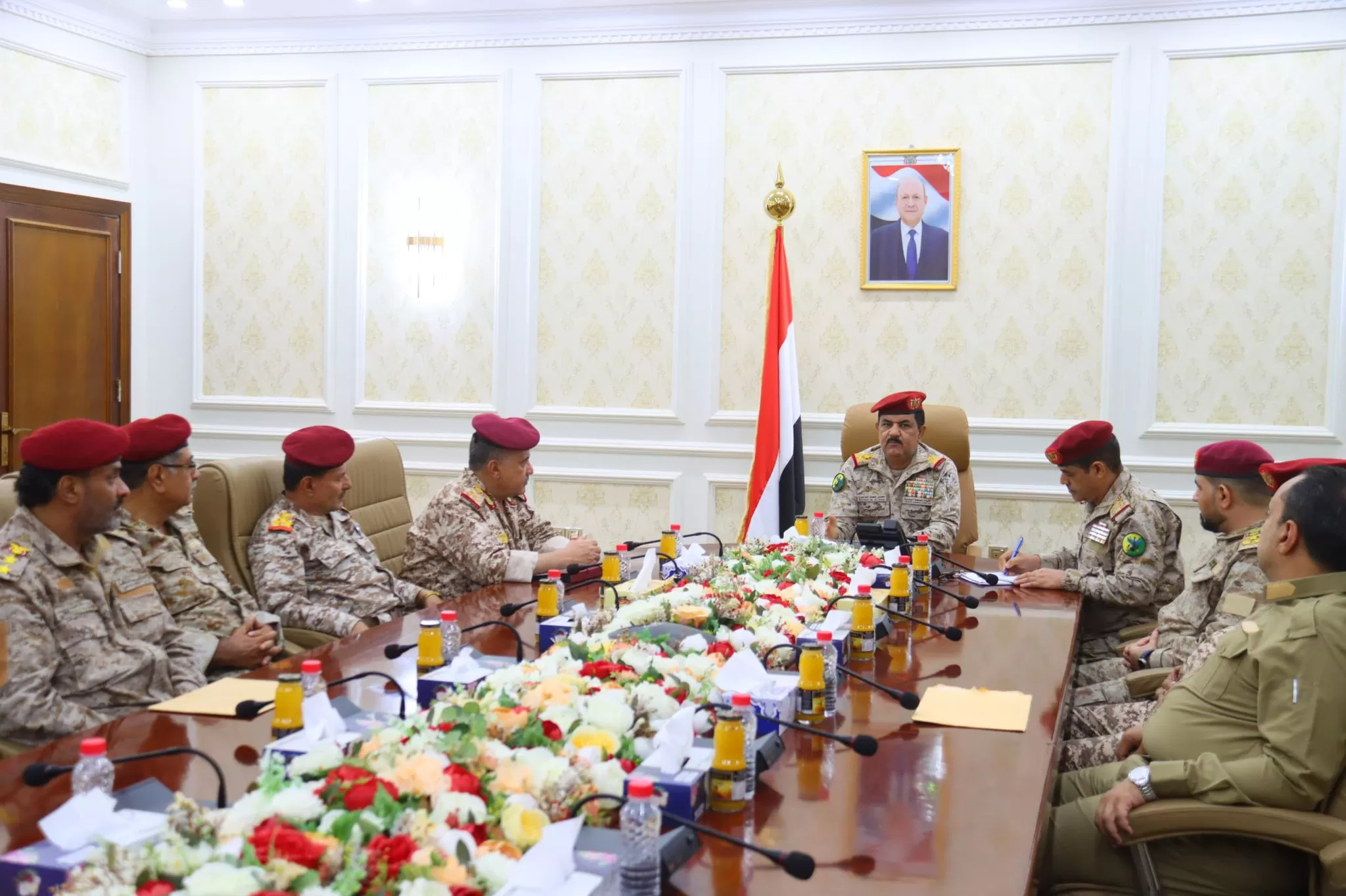 وزير الدفاع يجتمع بقيادة محور تعز والوحدات التابعة له