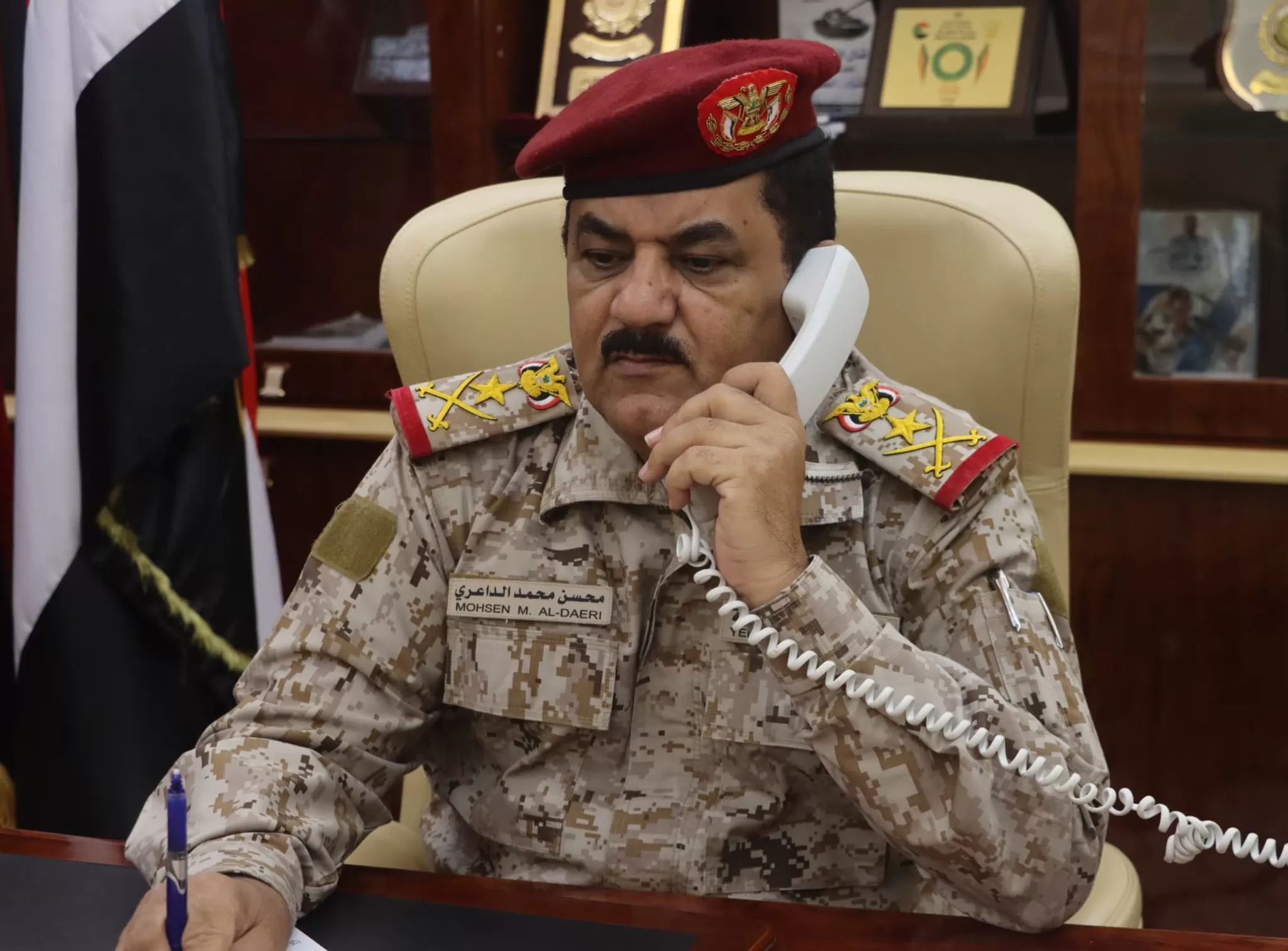 وزير الدفاع يشيد بالحملة الأمنية المشتركة في ضبط وملاحقة قتلة الشهيدة افتهان المشهري