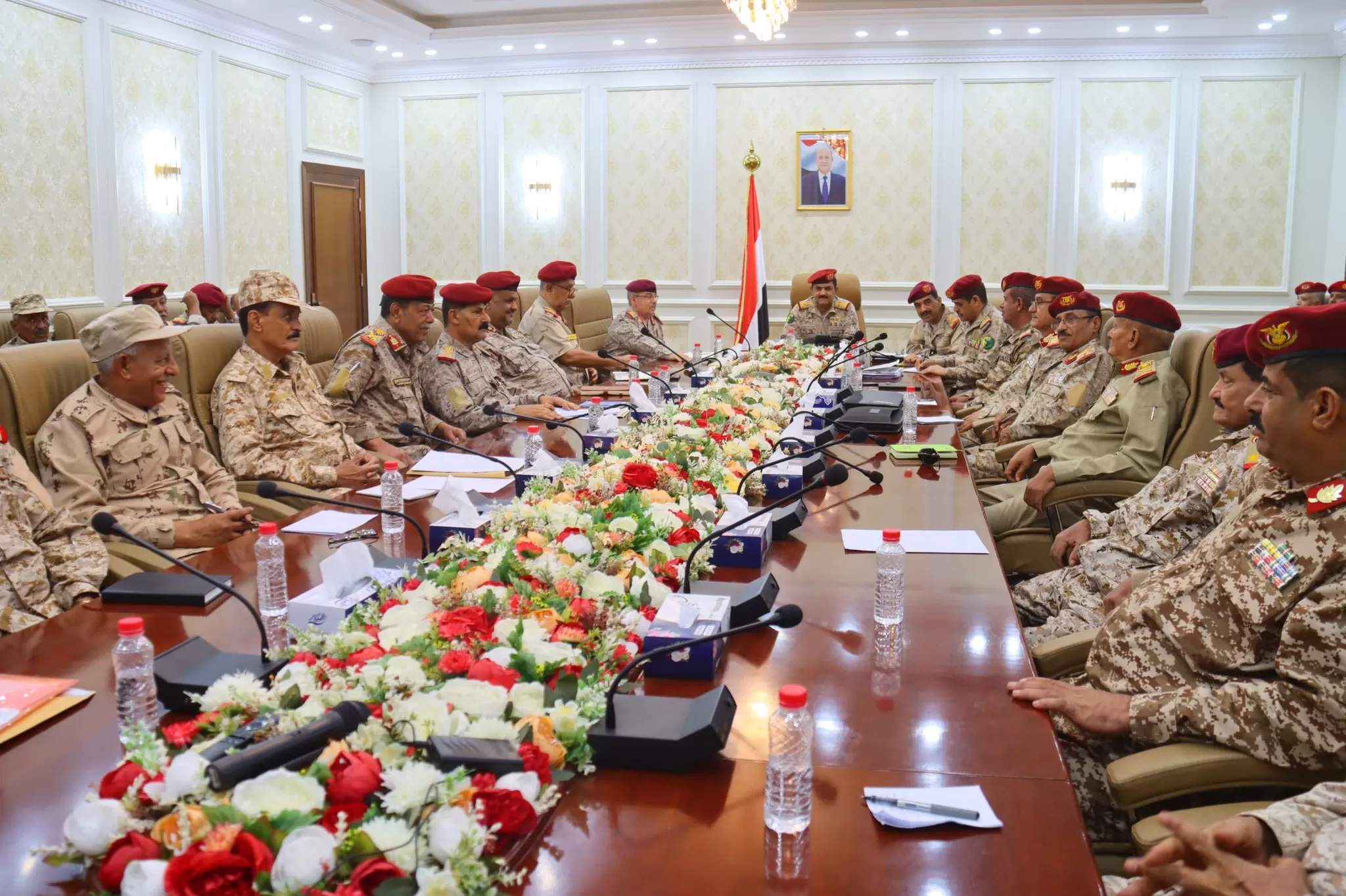 وزير الدفاع يعقد اجتماعا موسعا بقيادة وزارة الدفاع ورؤساء الهيئات ومدراء الدوائر