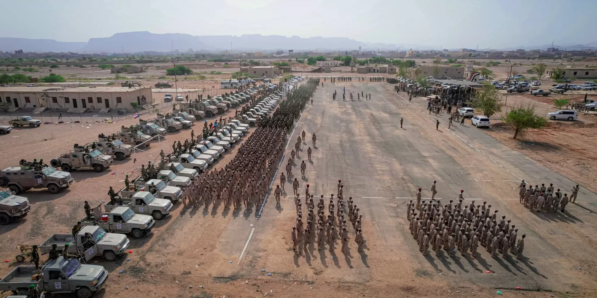 وزير الدفاع ومحافظ شبوة يشهدان عرضاً عسكرياً مهيباً في محور عتق