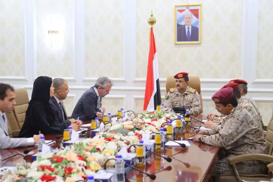 وزير الدفاع يبحث التعاون المشترك مع المدير الإقليمي للصليب الأحمر